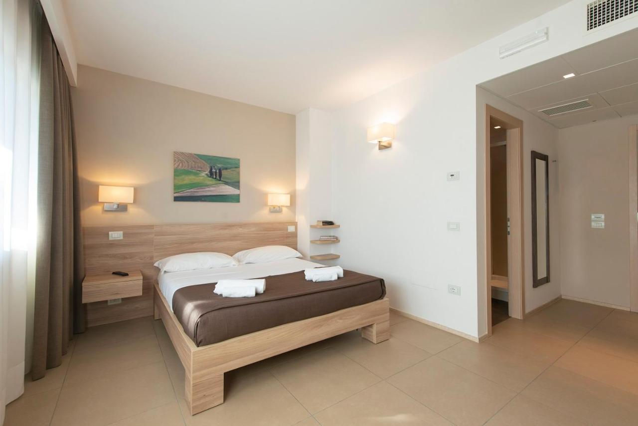 Hotel Dimorae Rooms And Suites - Apartments Civitanova Marche Værelse billede